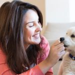 Mujer con cachorro en casa